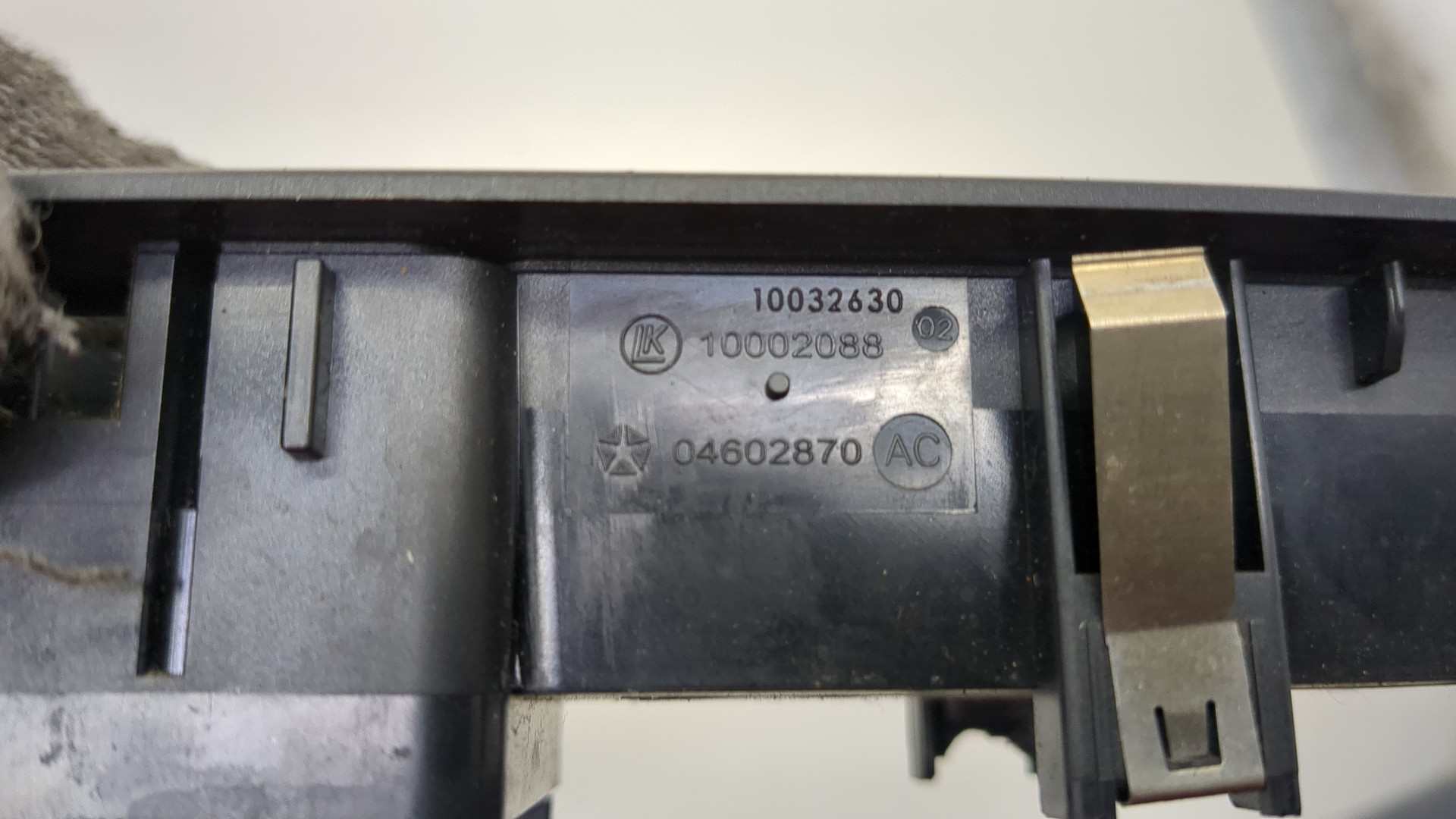 Кнопка стеклоподъемника