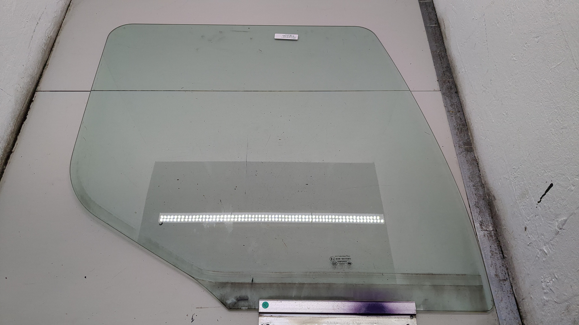 Стекло двери передней правой