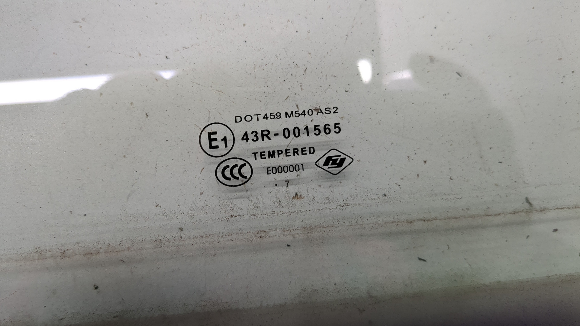 Стекло двери передней правой