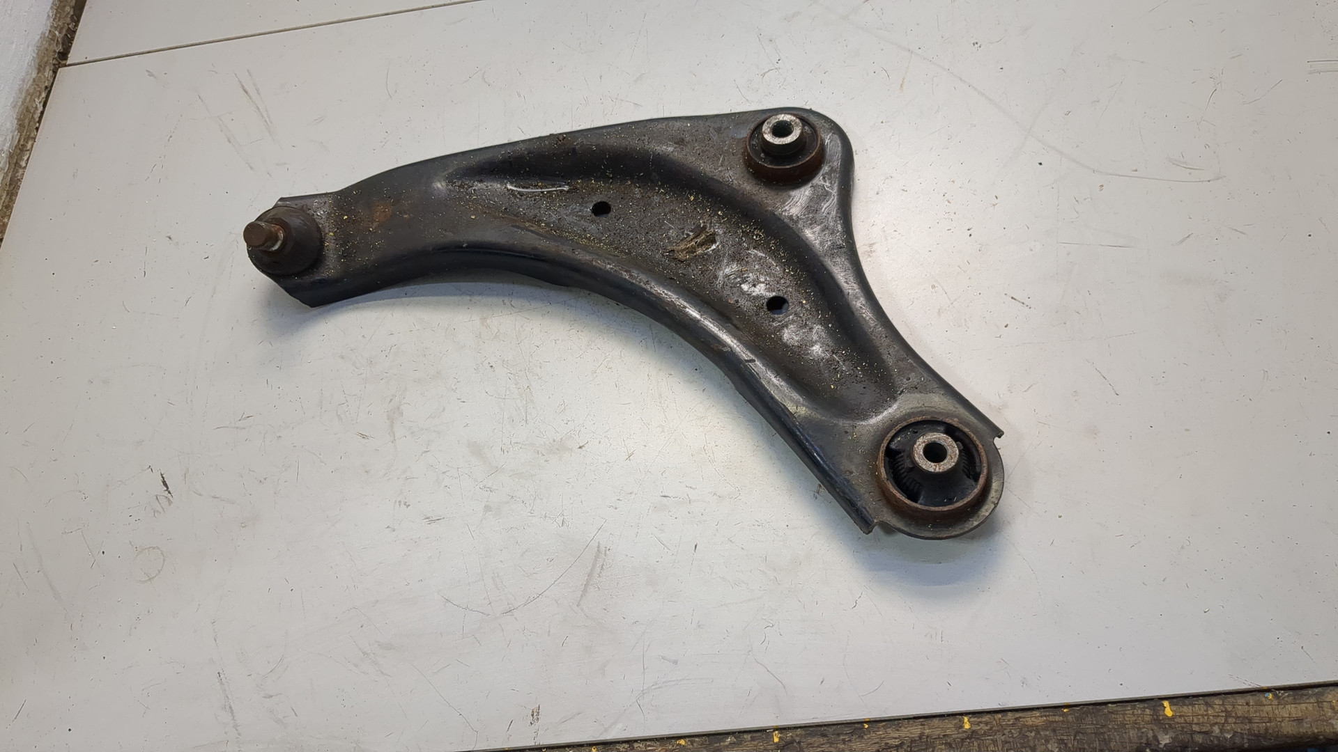 Рычаг передний левый