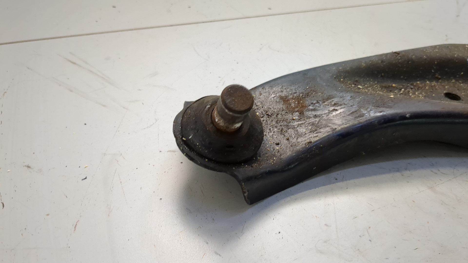 Рычаг передний левый