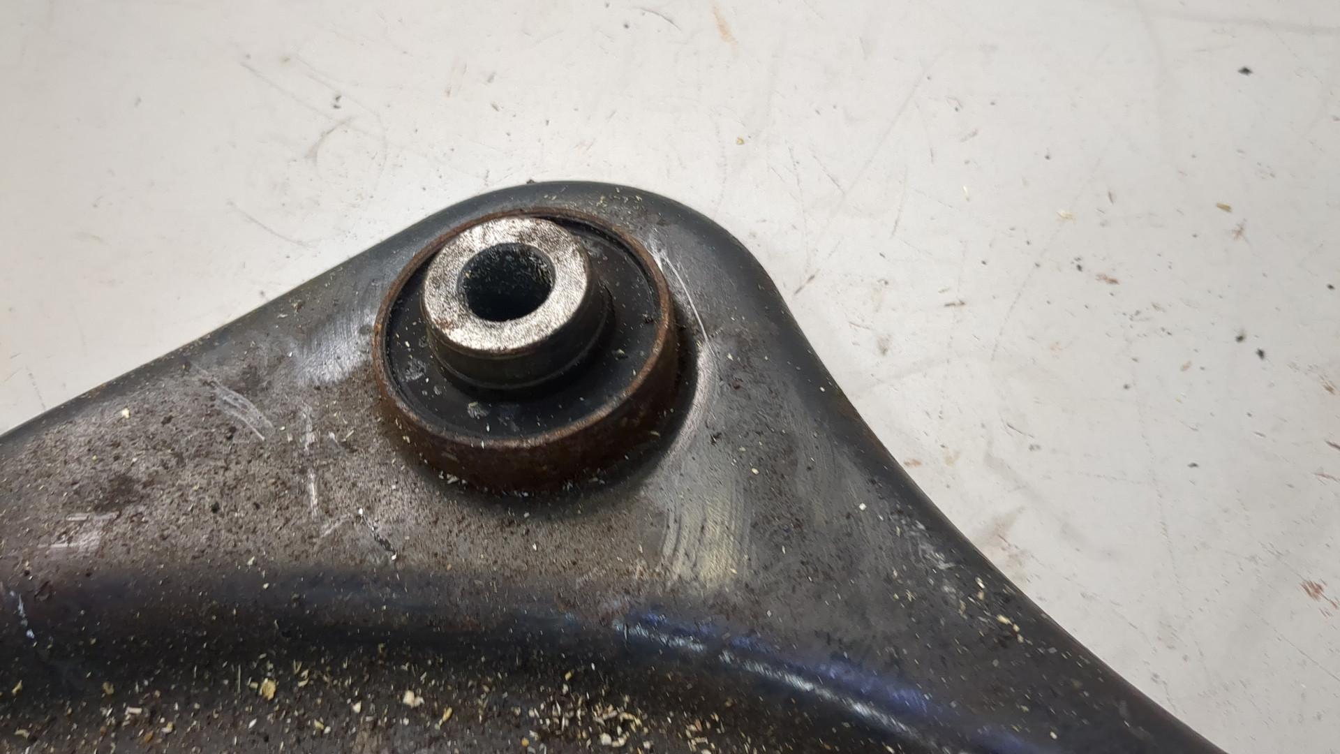 Рычаг передний левый