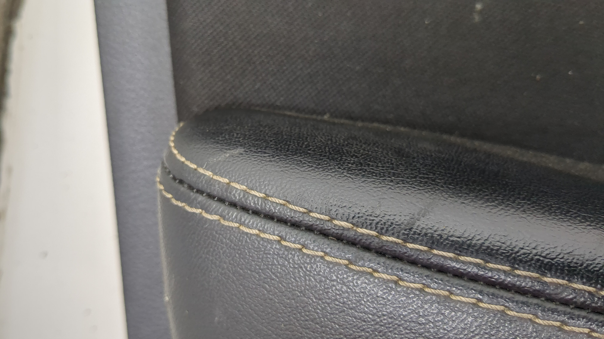 Обшивка двери передней левой