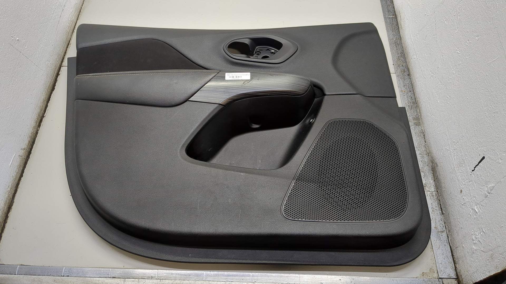 Обшивка двери передней левой