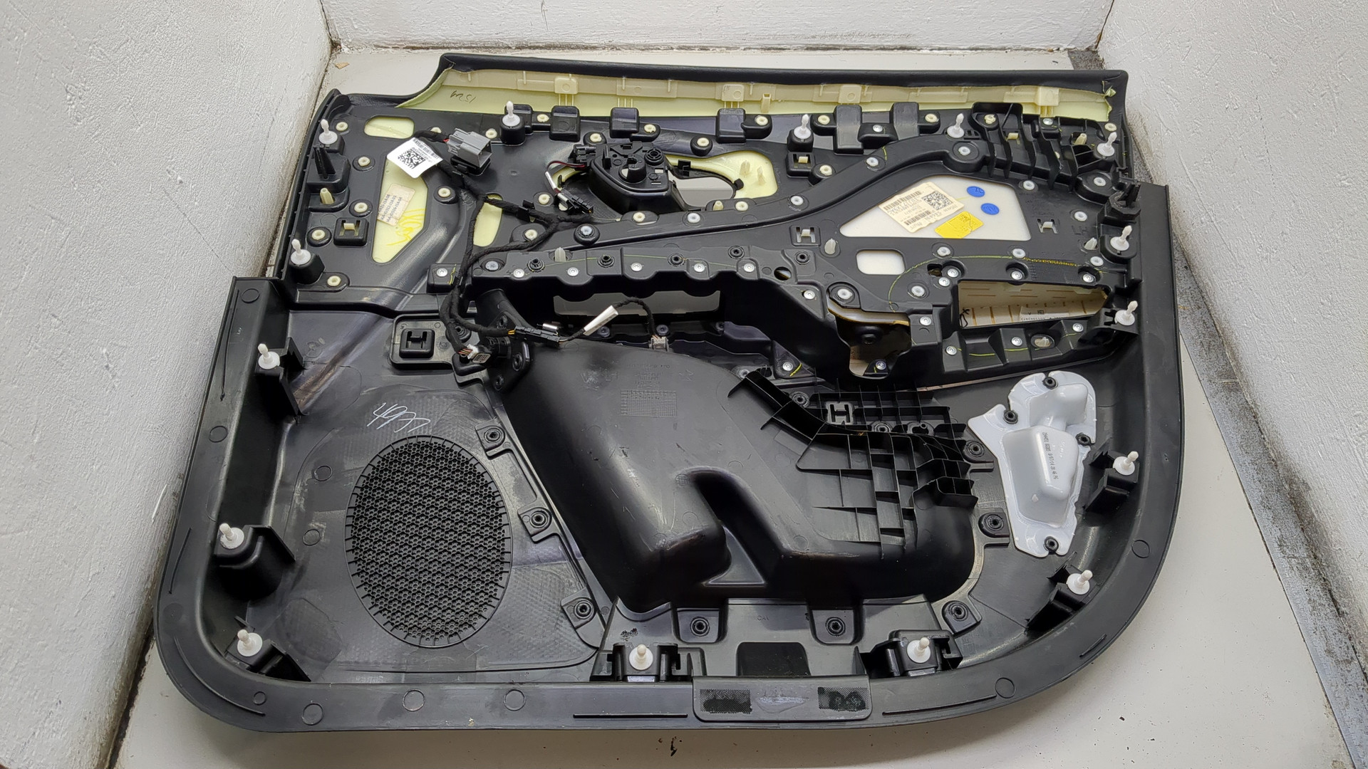 Обшивка двери передней левой