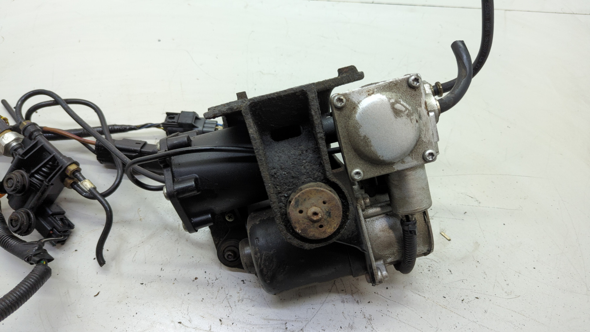 Насос регулировки подвески