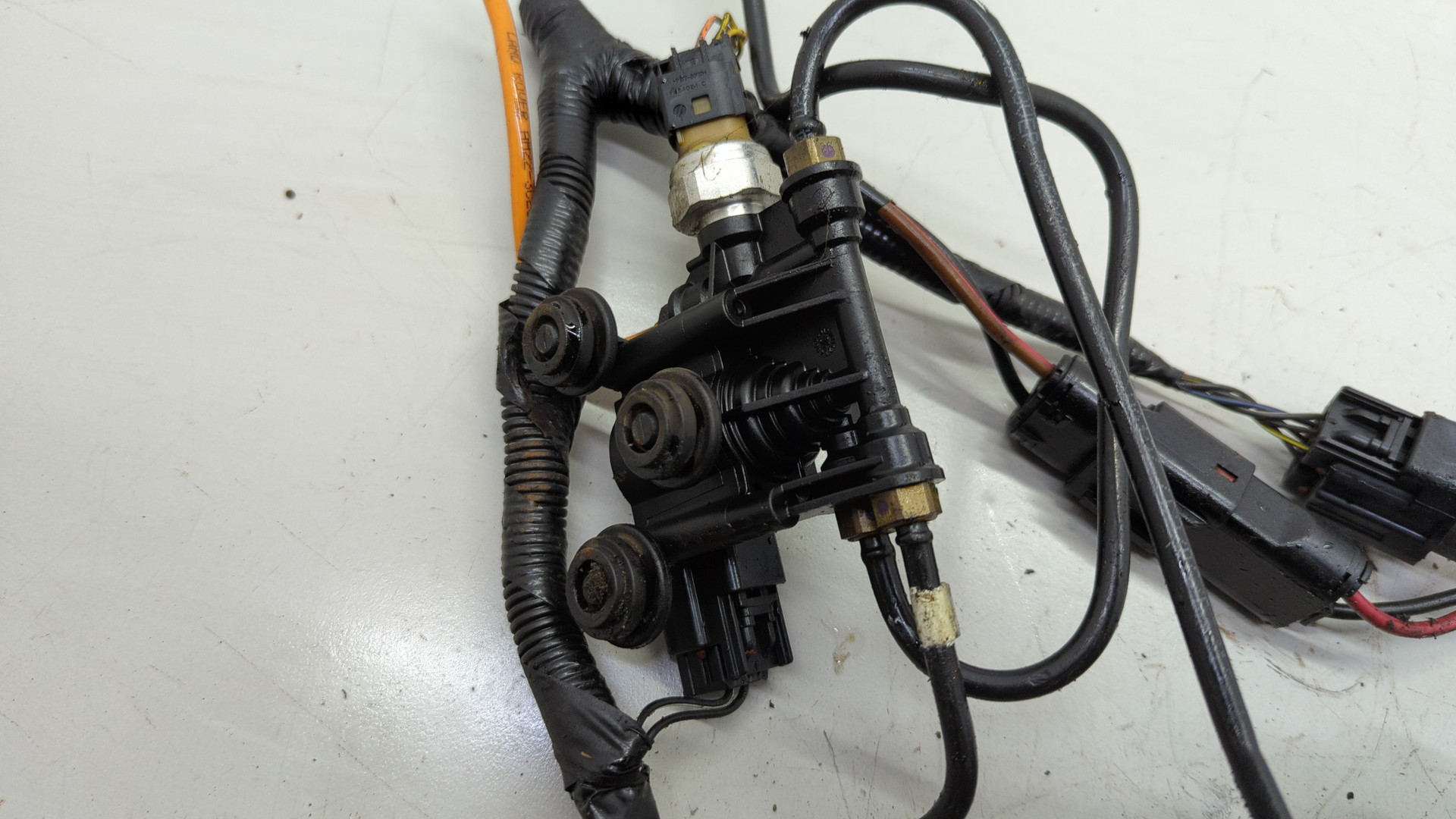 Насос регулировки подвески