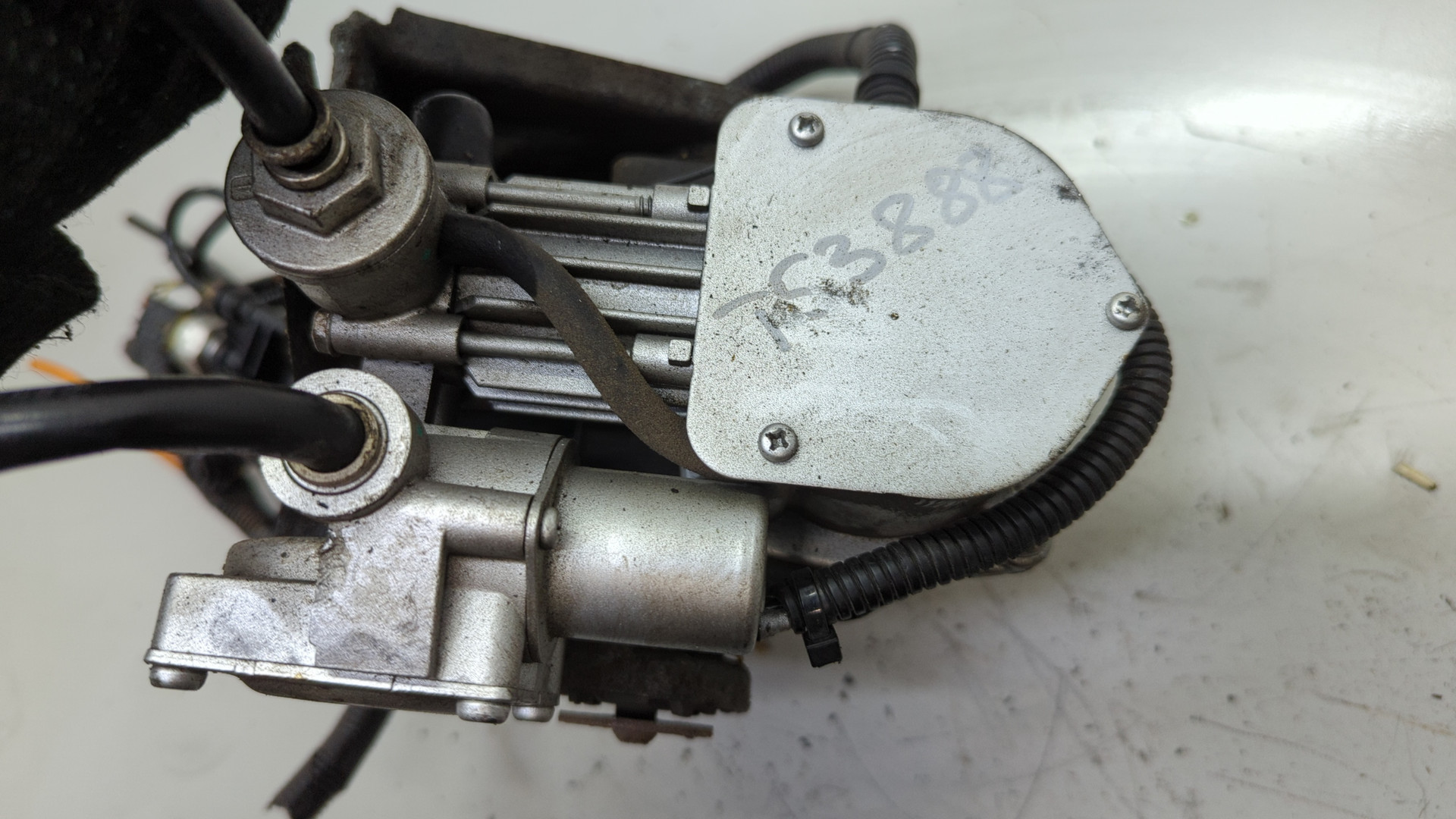 Насос регулировки подвески