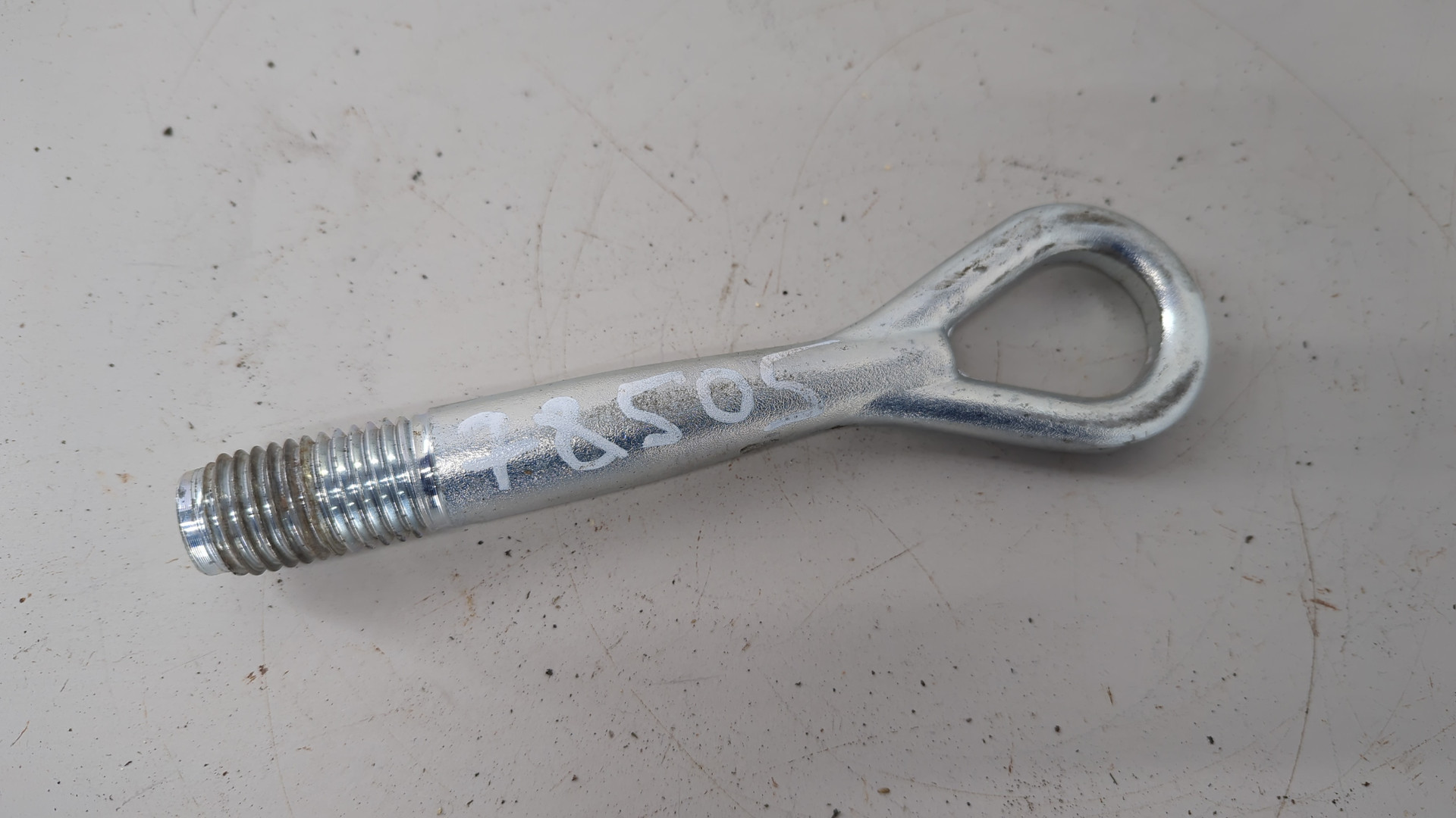 Крюк буксировочный