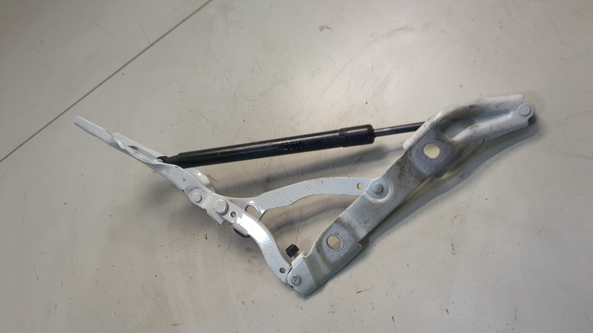 Петля капота правая