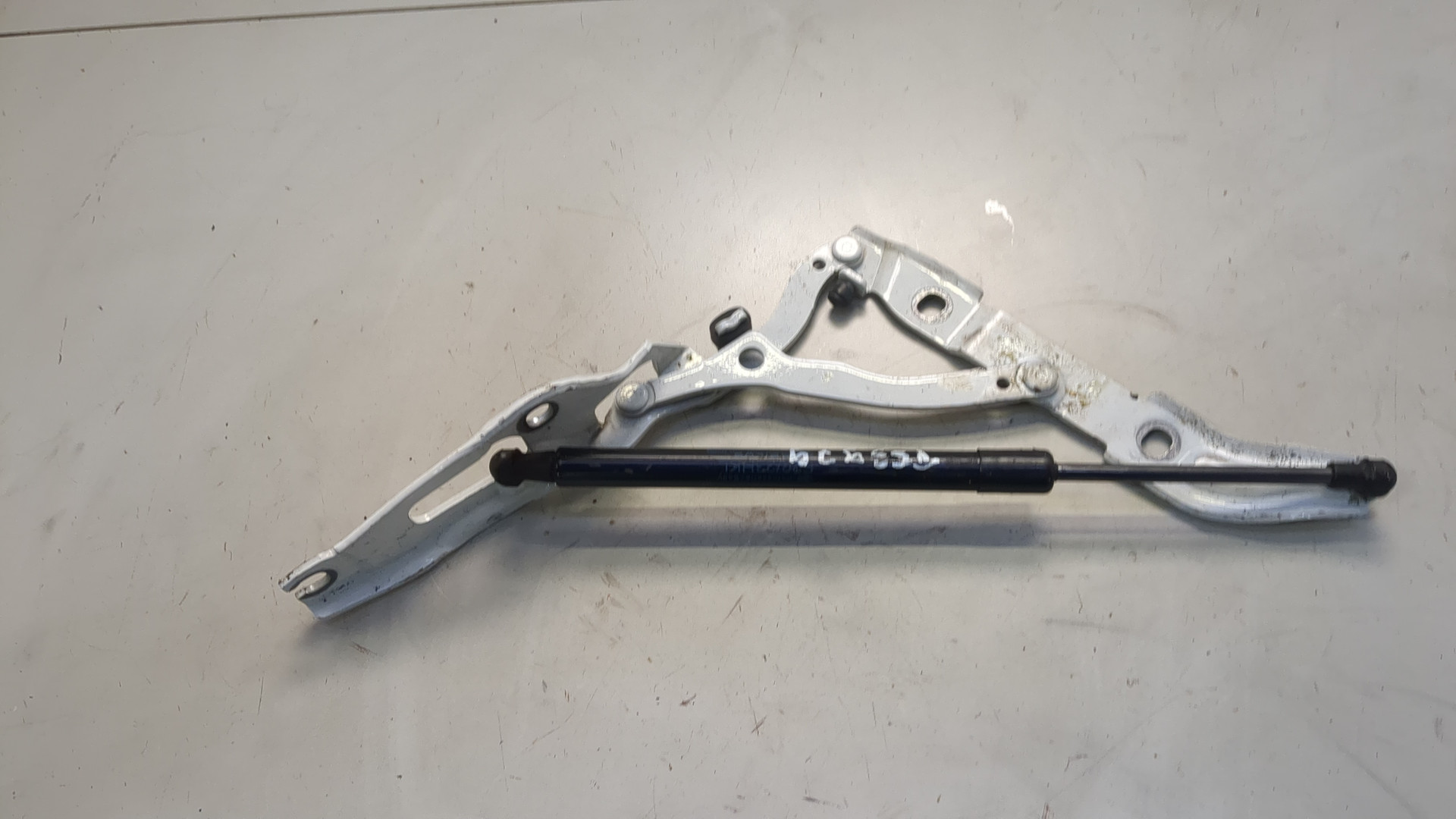 Петля капота правая