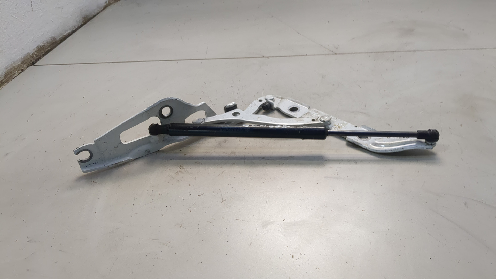 Петля капота правая