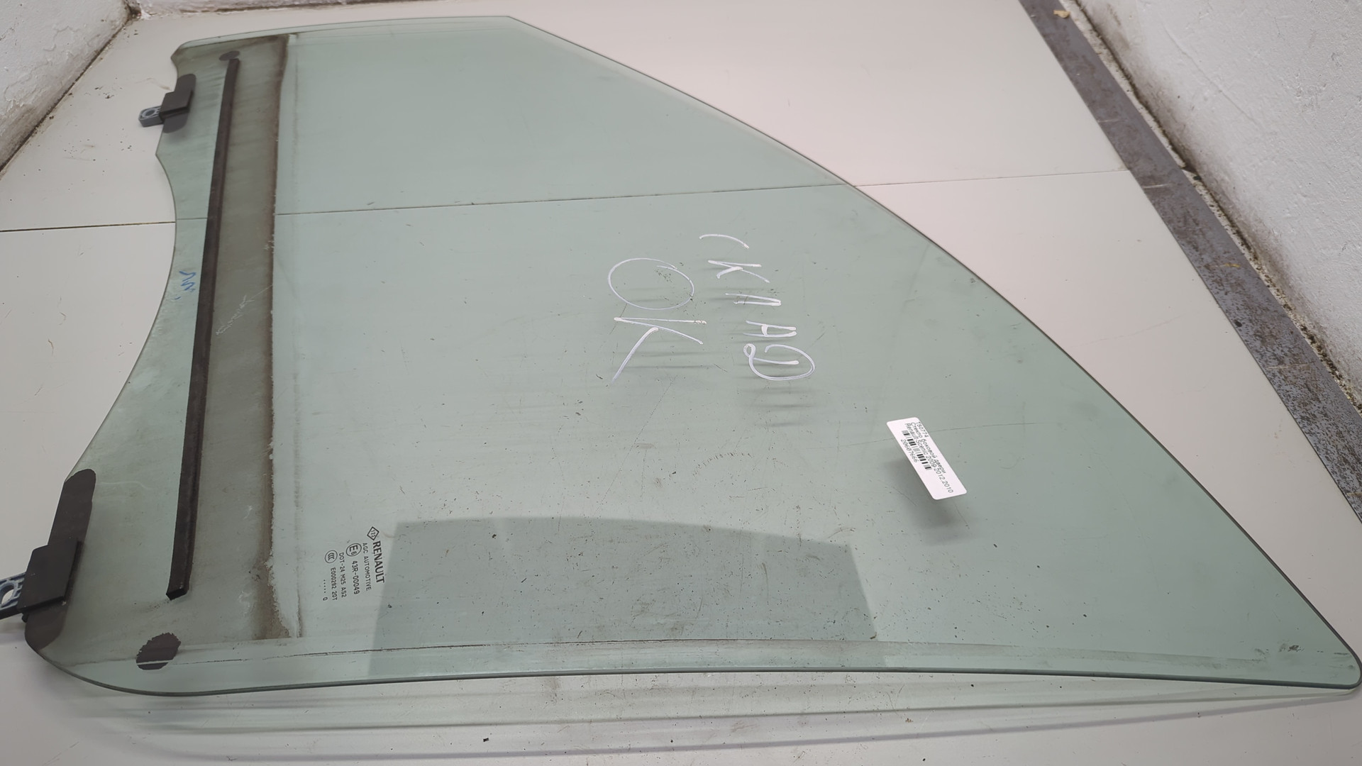 Стекло двери передней левой