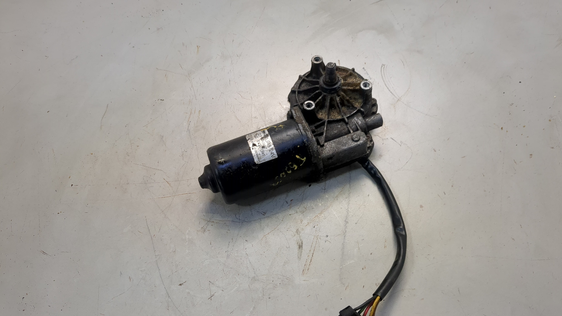 Моторчик стеклоочистителя передний