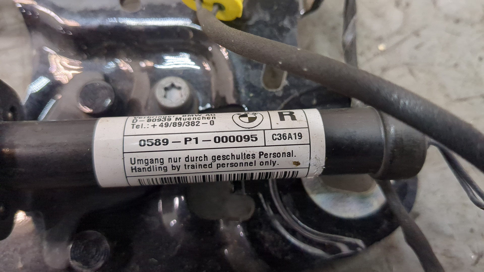 Петля капота правая