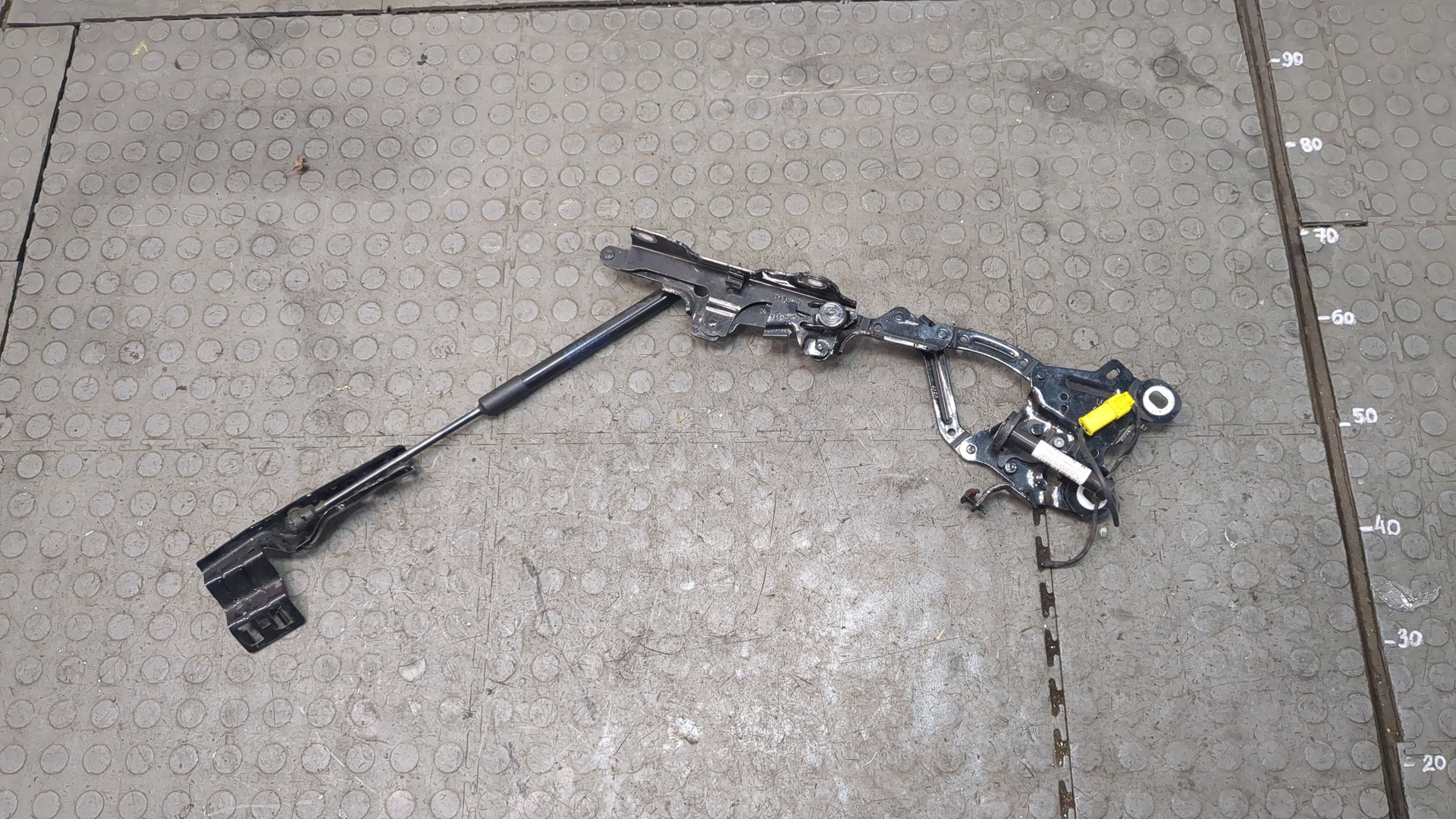 Петля капота правая