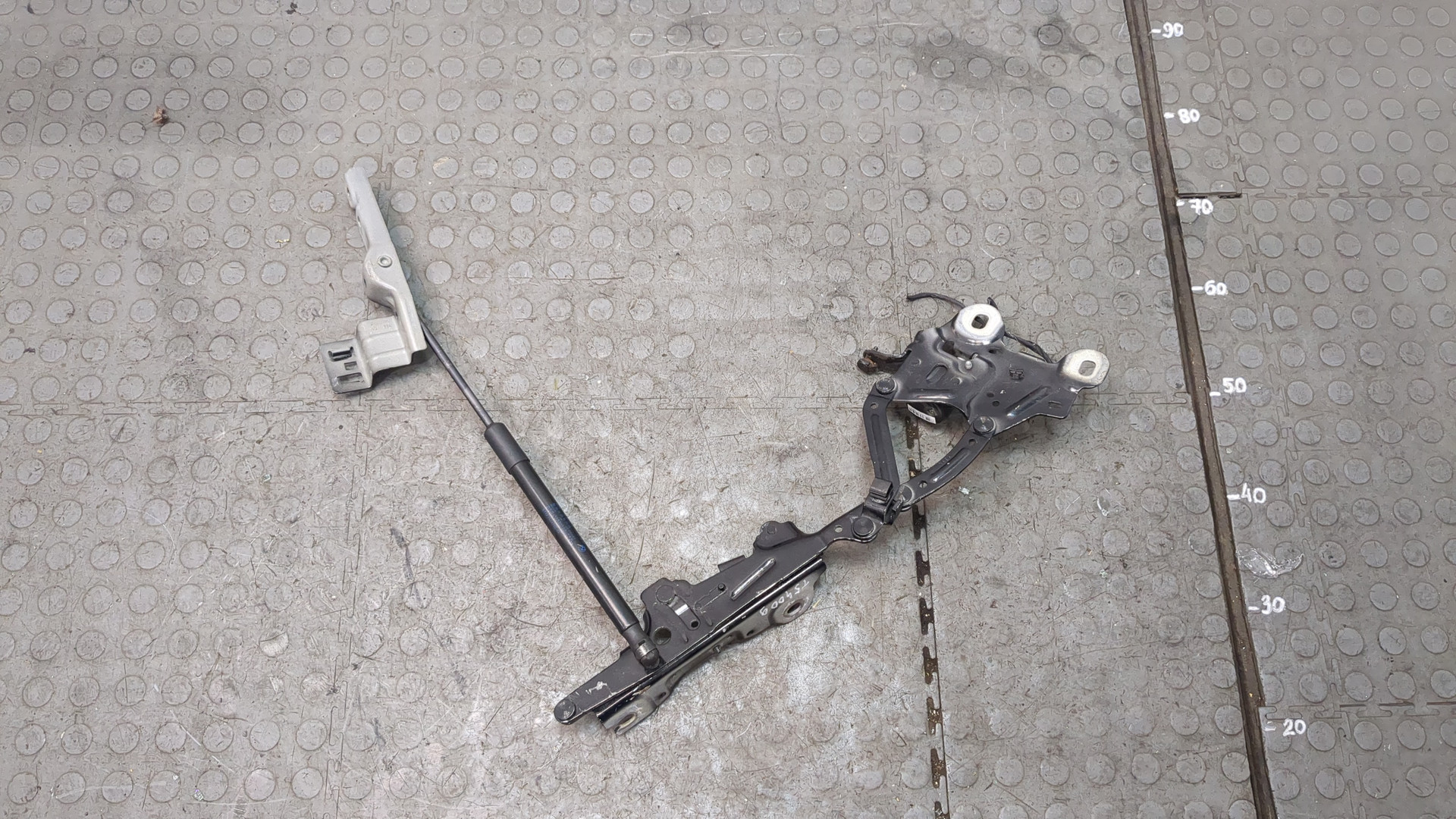 Петля капота правая