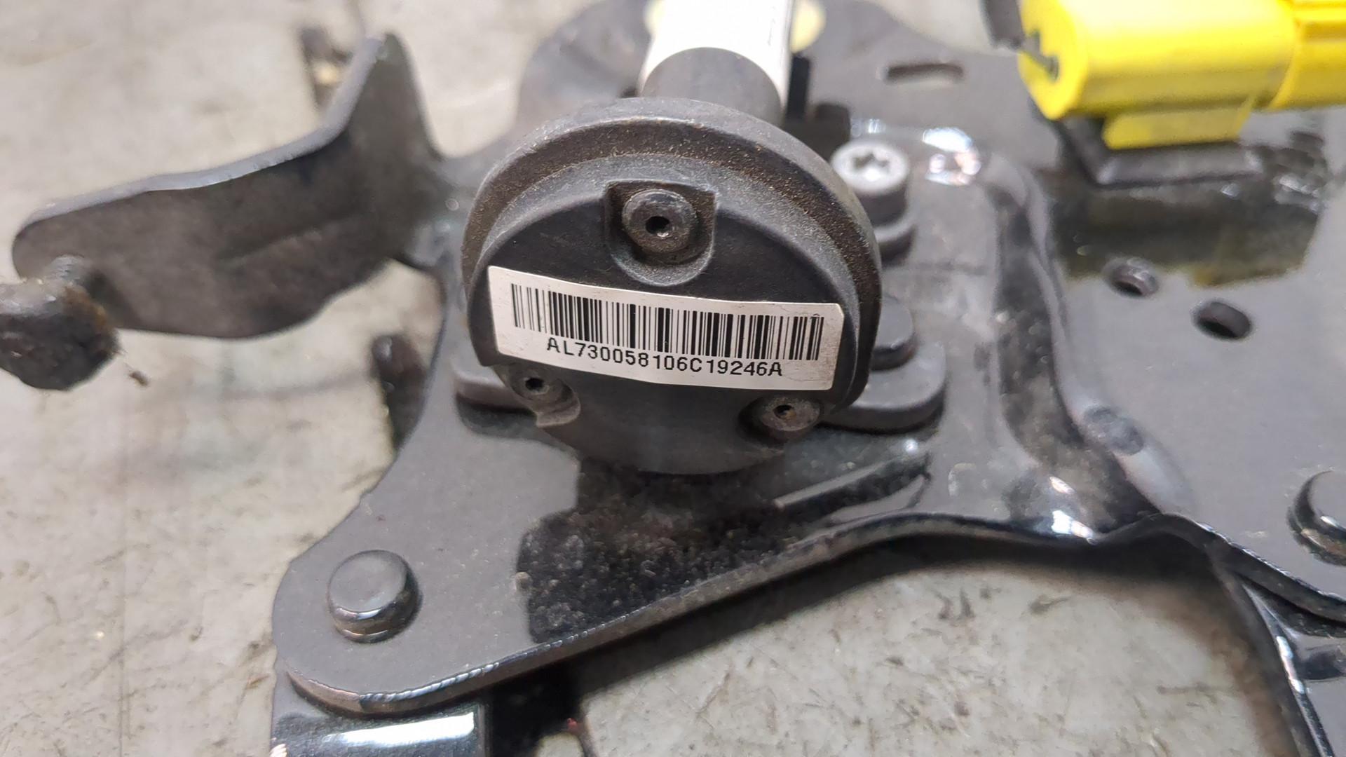 Петля капота левая