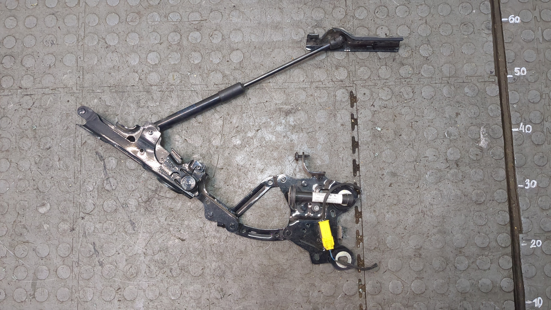 Петля капота левая