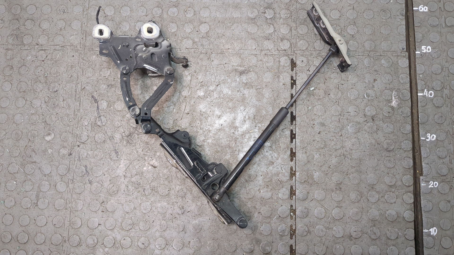 Петля капота левая