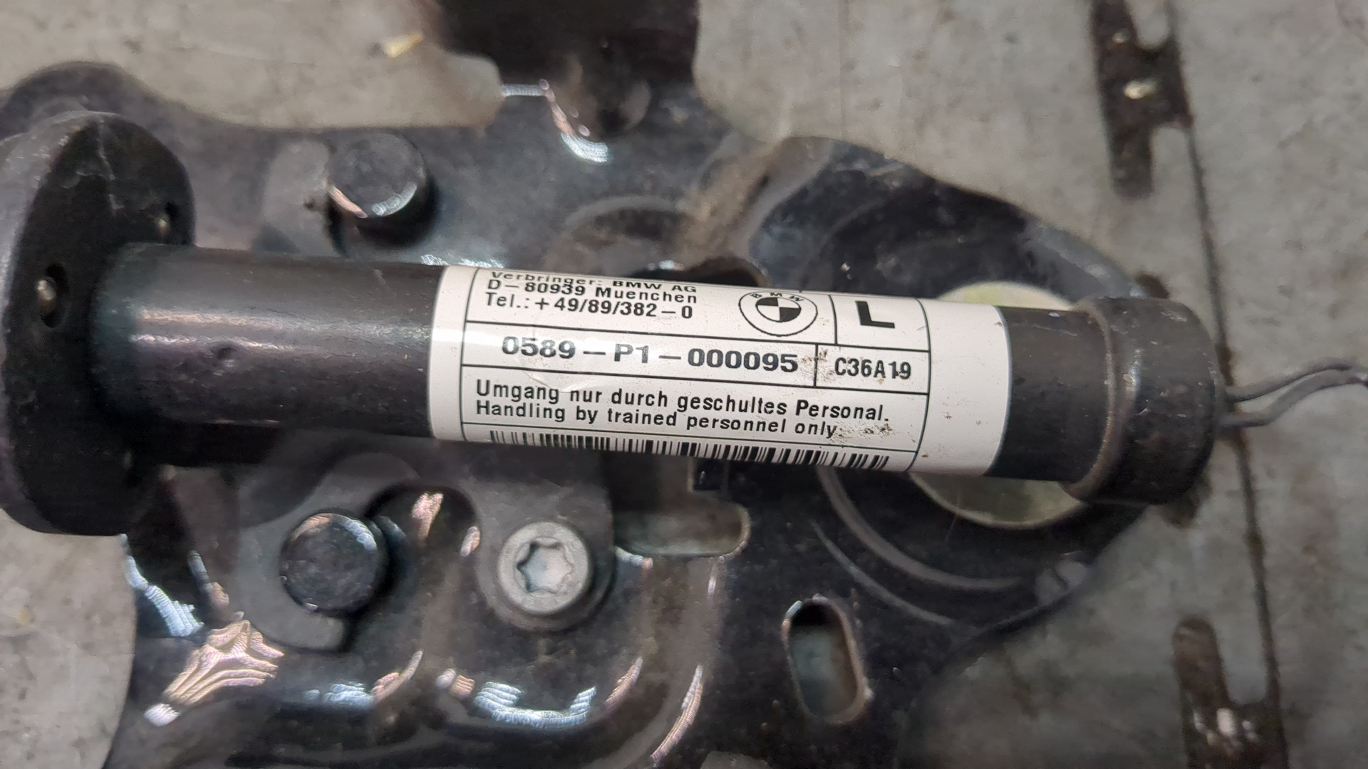 Петля капота левая