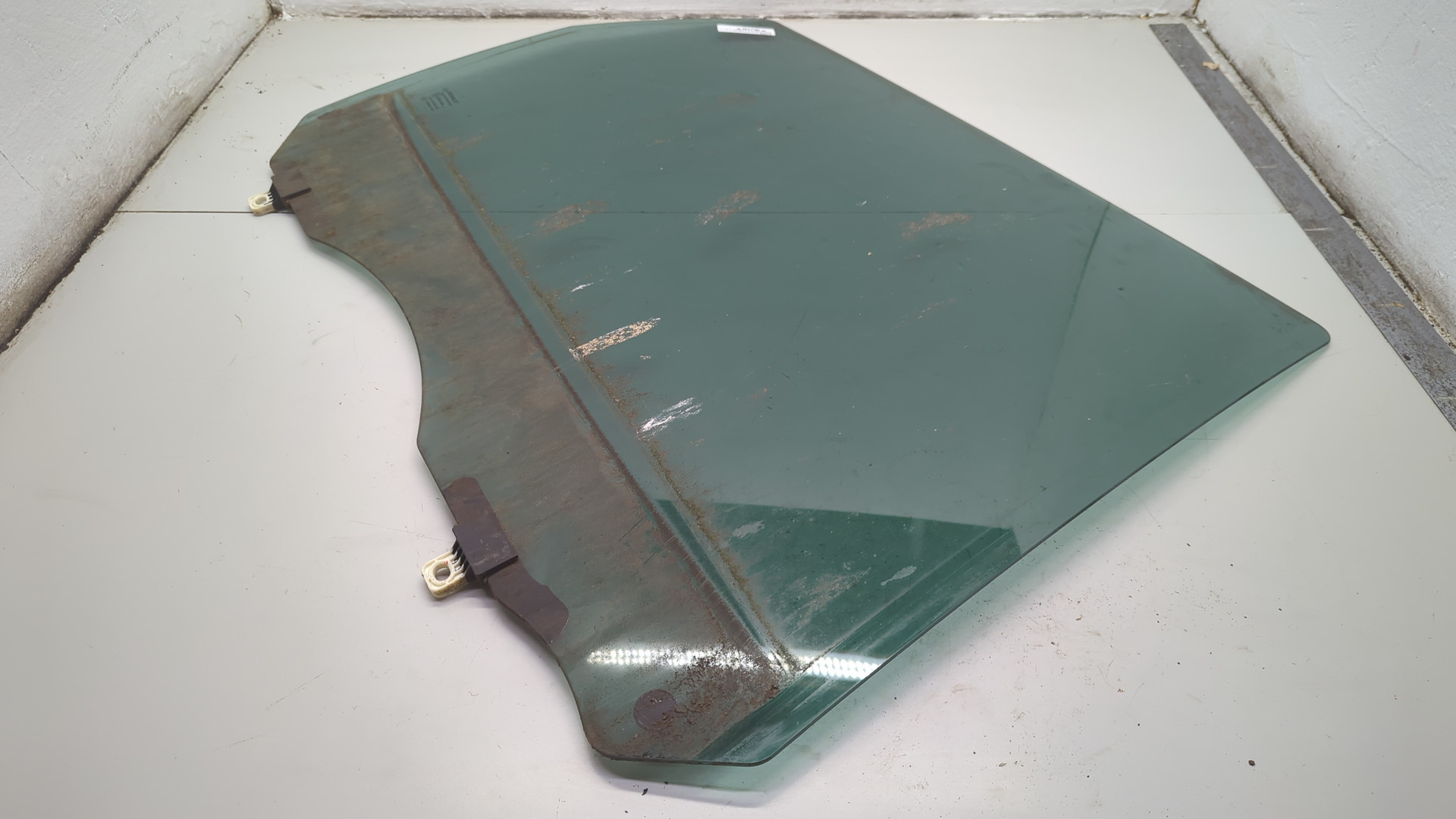 Стекло двери задней правой