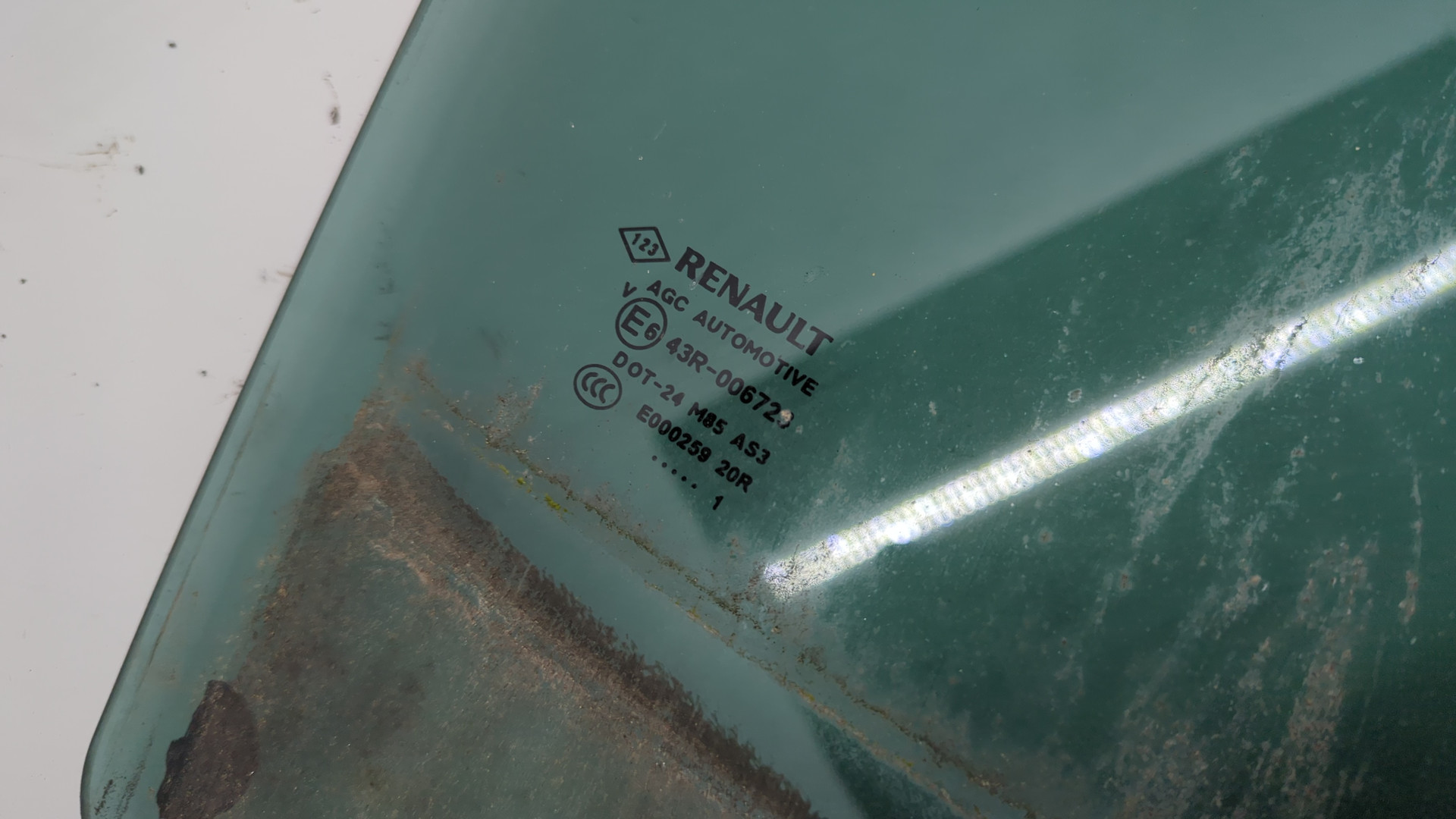 Стекло двери задней правой