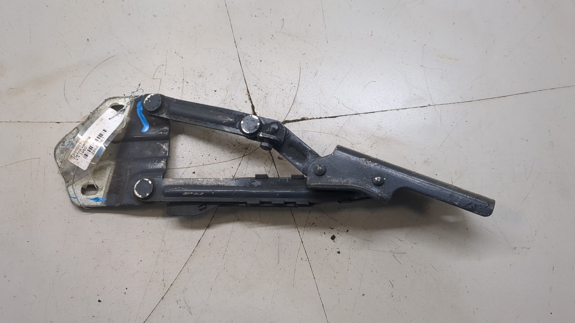 Петля капота правая