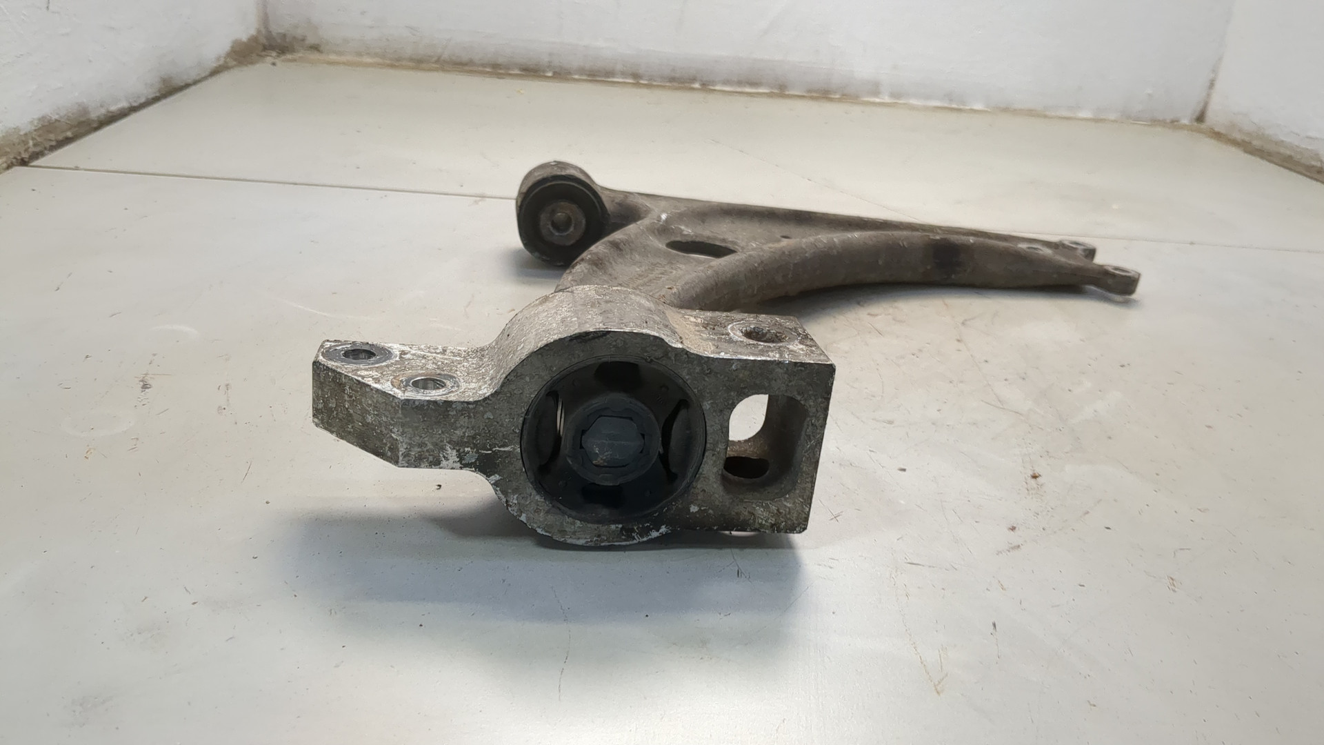 Рычаг передний