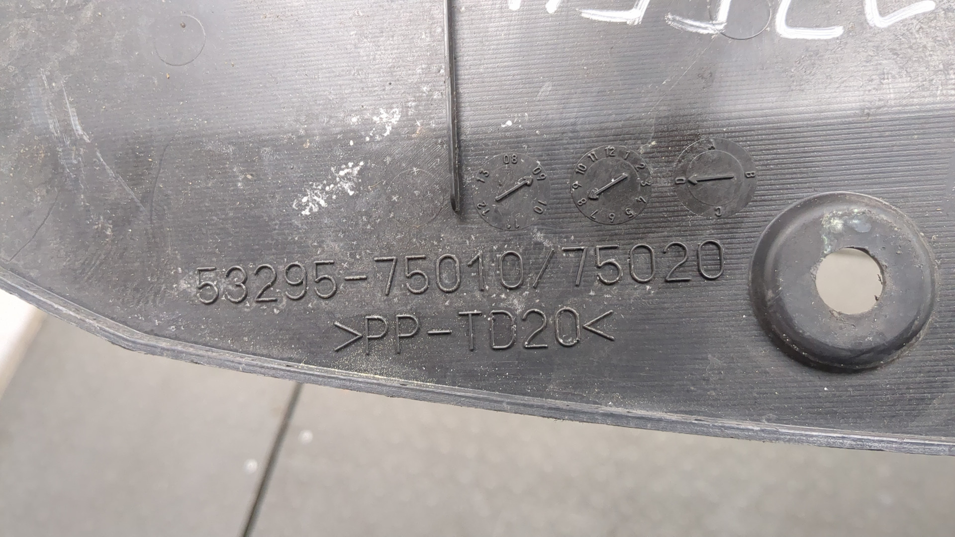 Кожух замка капота