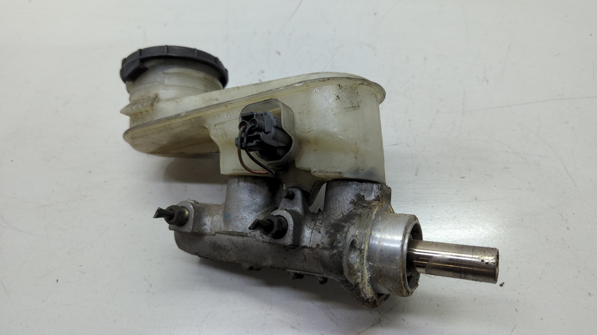 Цилиндр тормозной главный