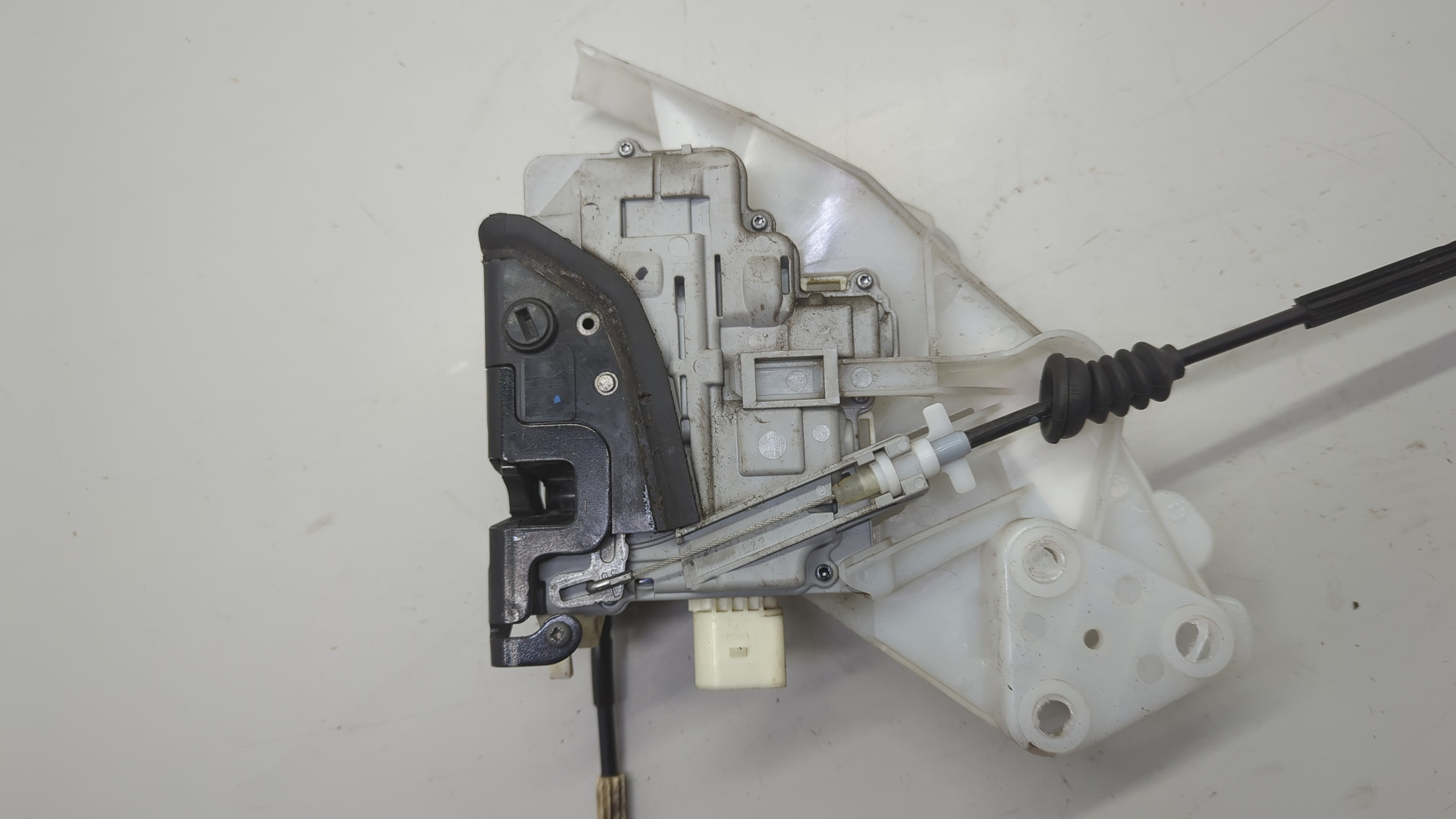 Замок двери задней левой