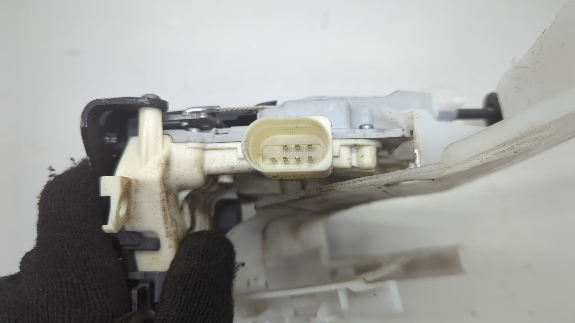 Замок двери задней левой