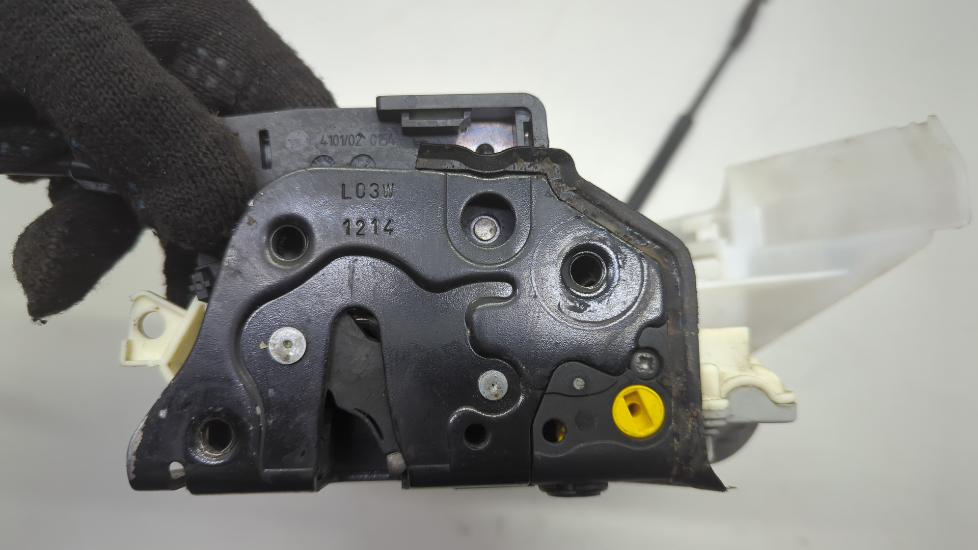 Замок двери задней левой