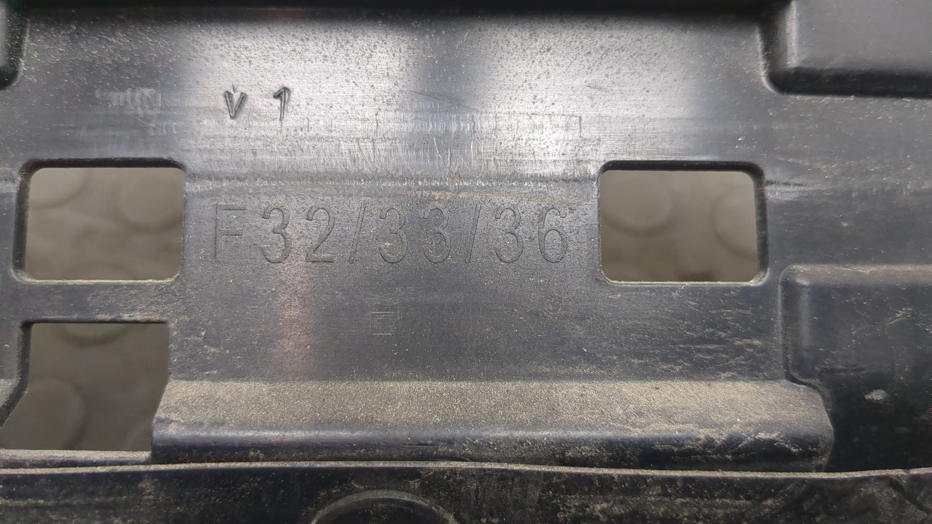 Кронштейн заднего бампера