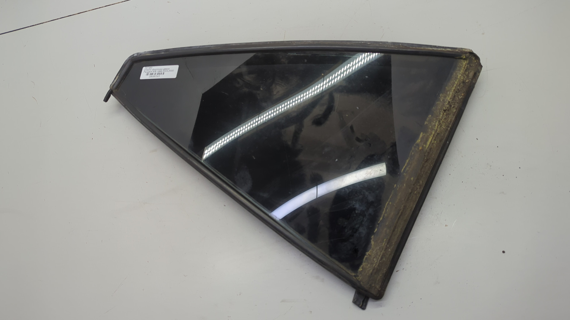 Стекло двери задней левой (форточка)