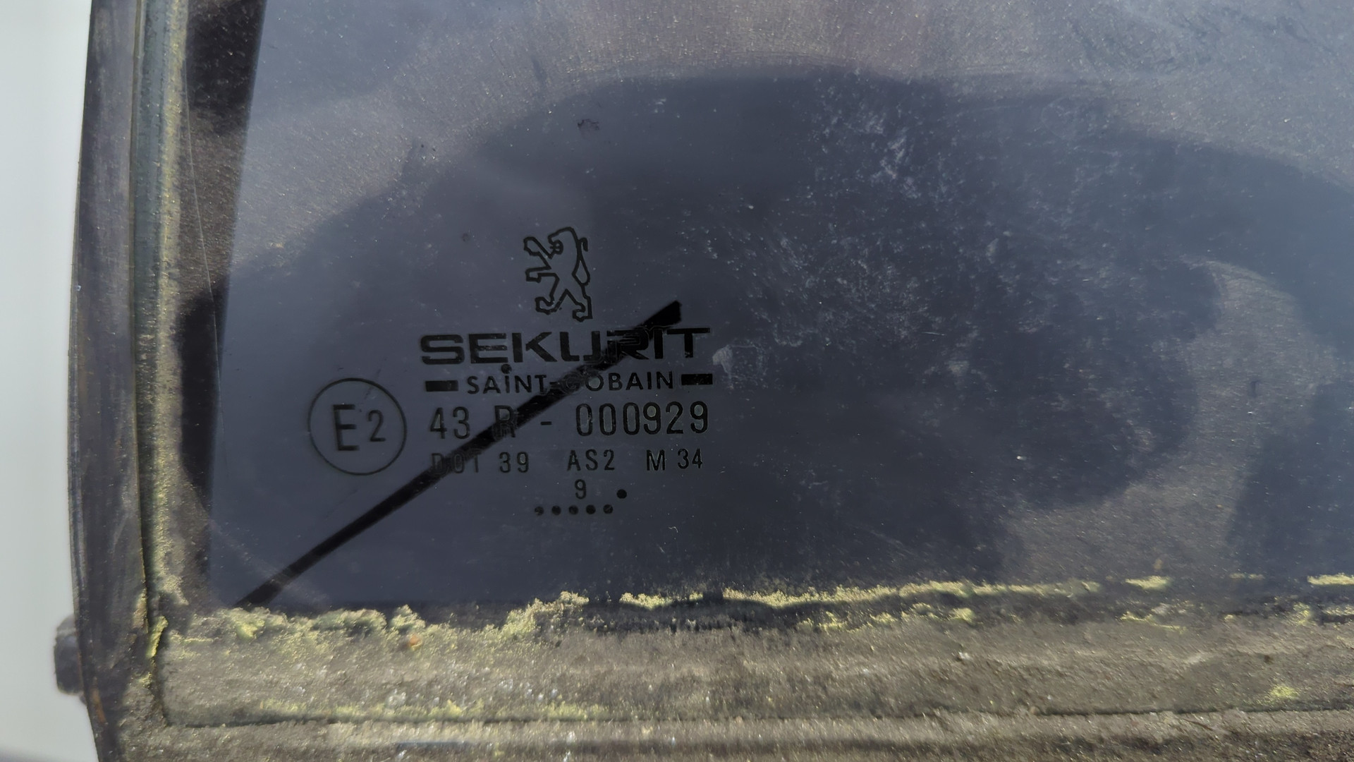 Стекло двери задней левой (форточка)