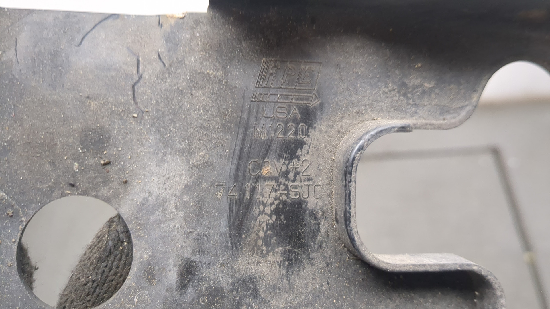 Кожух замка капота