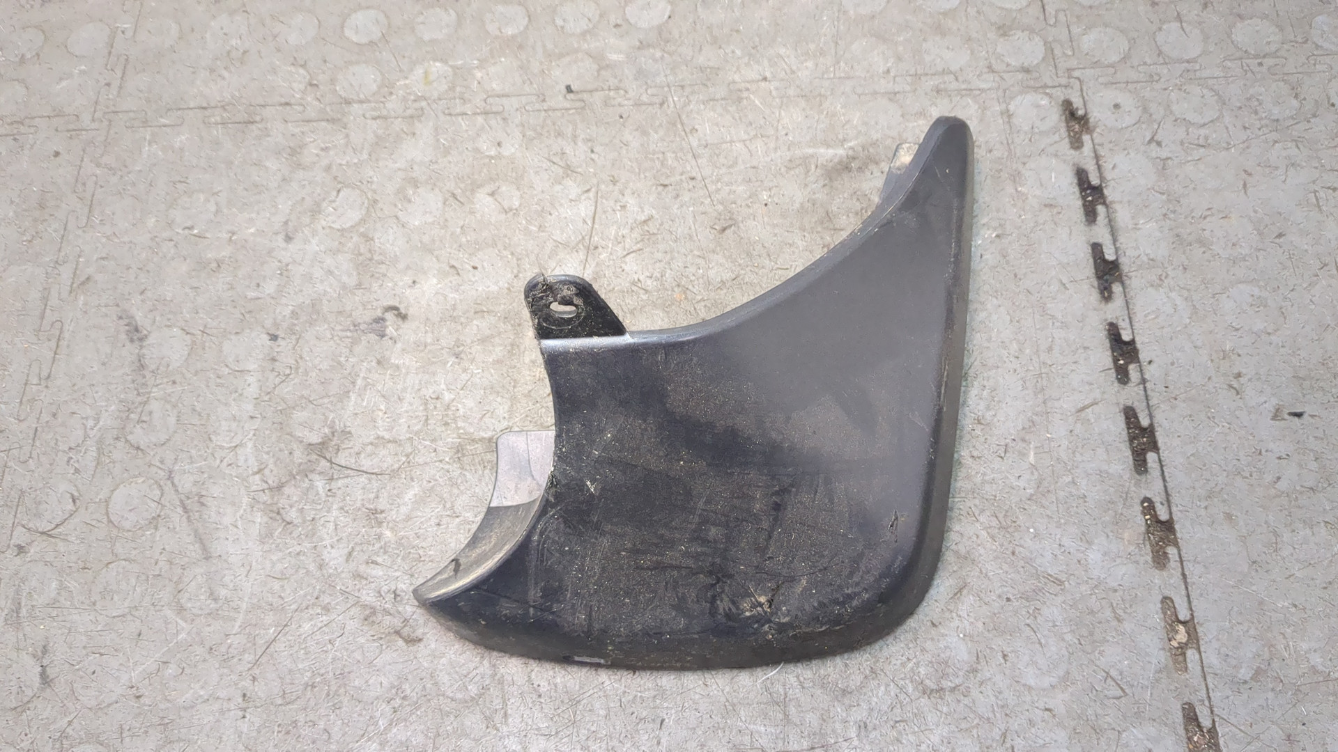 Брызговик задний правый