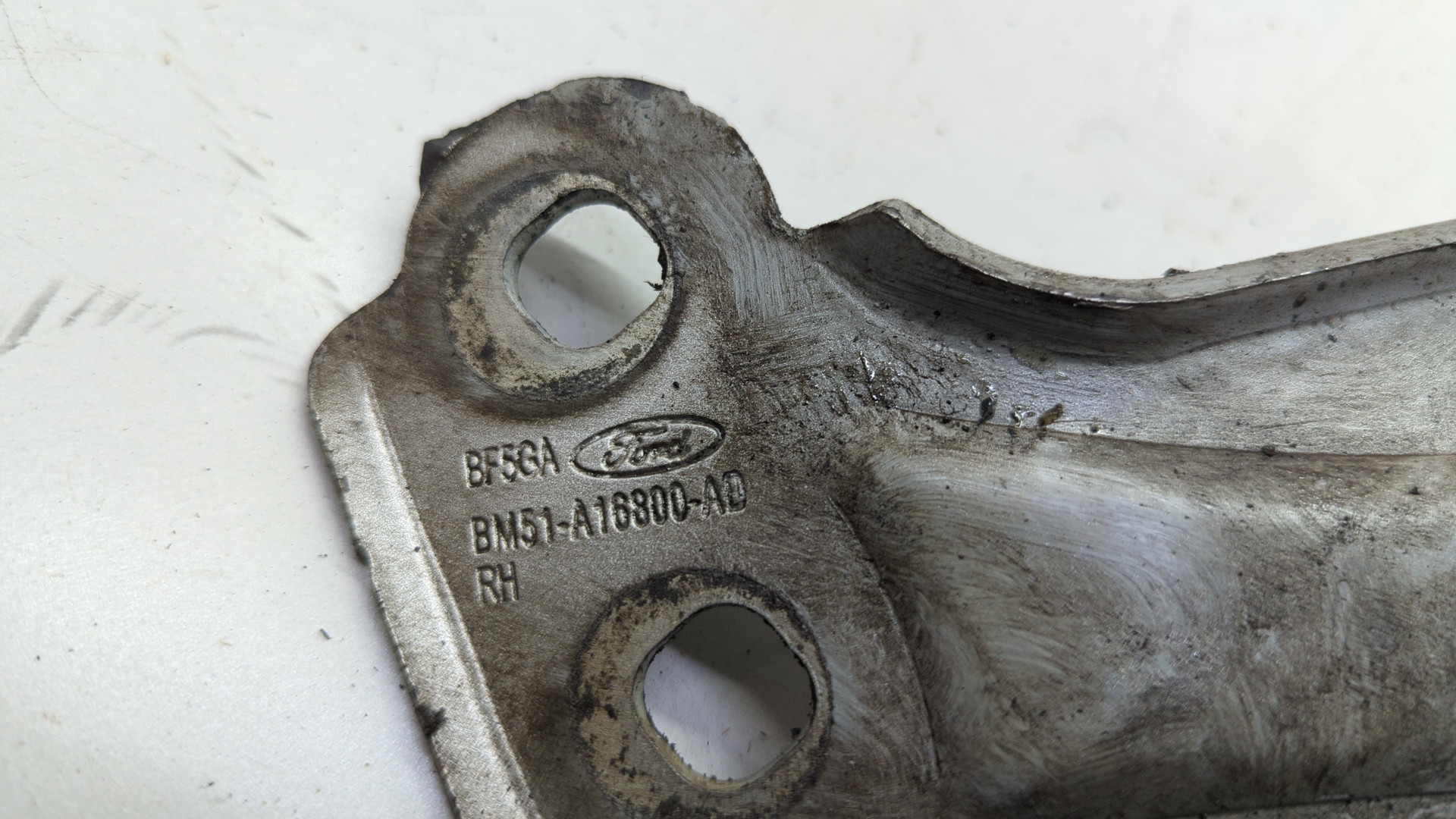 Петля капота правая