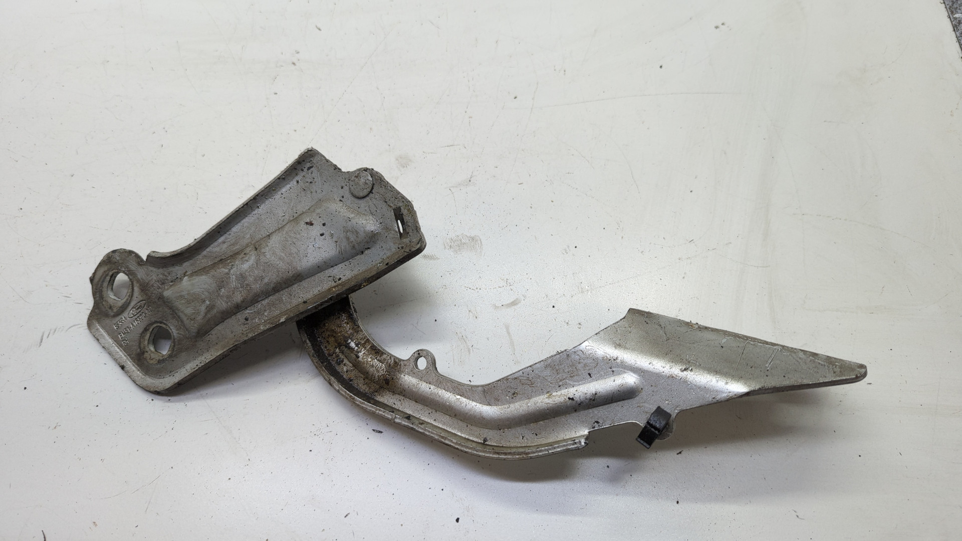 Петля капота правая