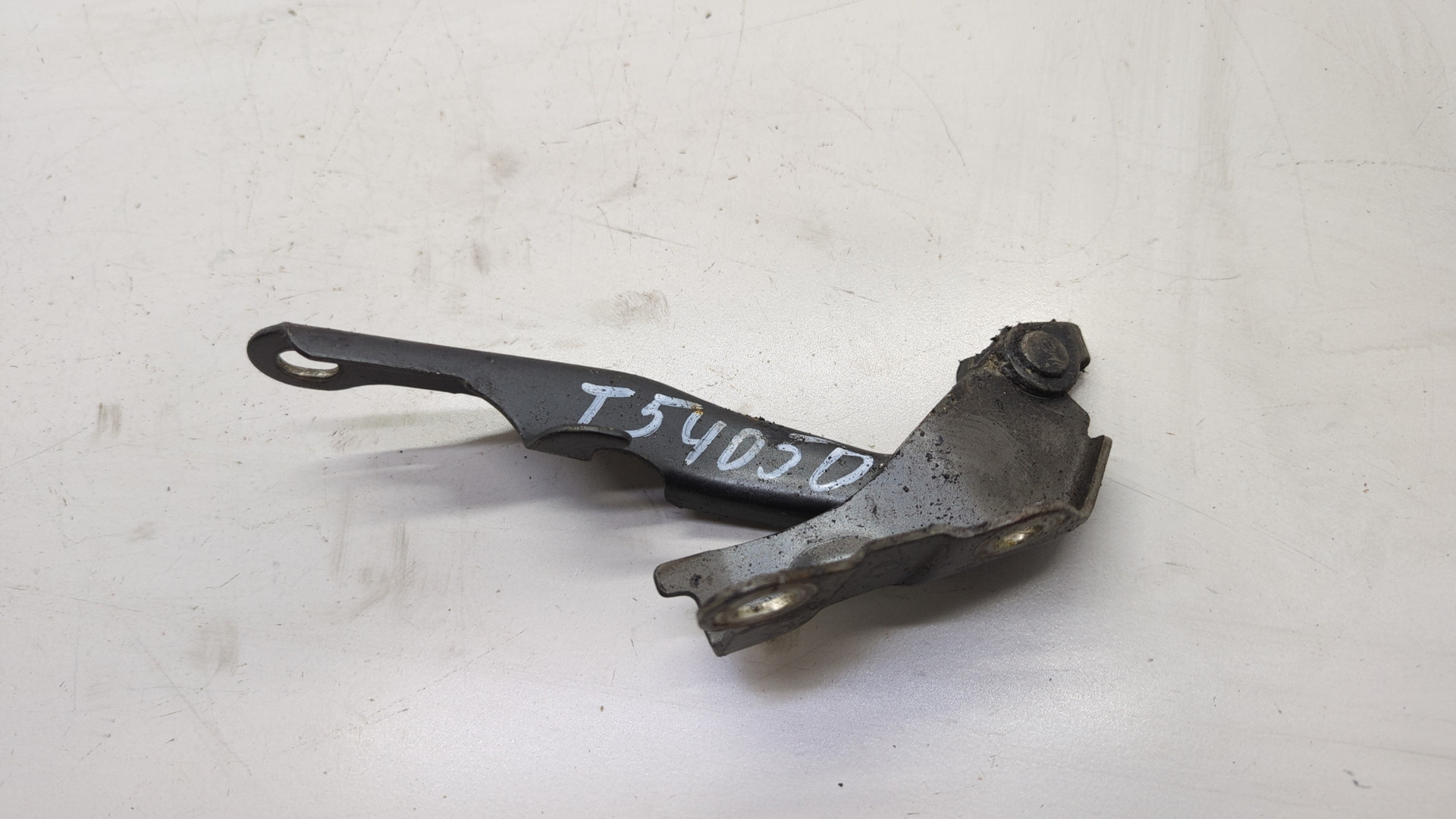 Петля капота левая