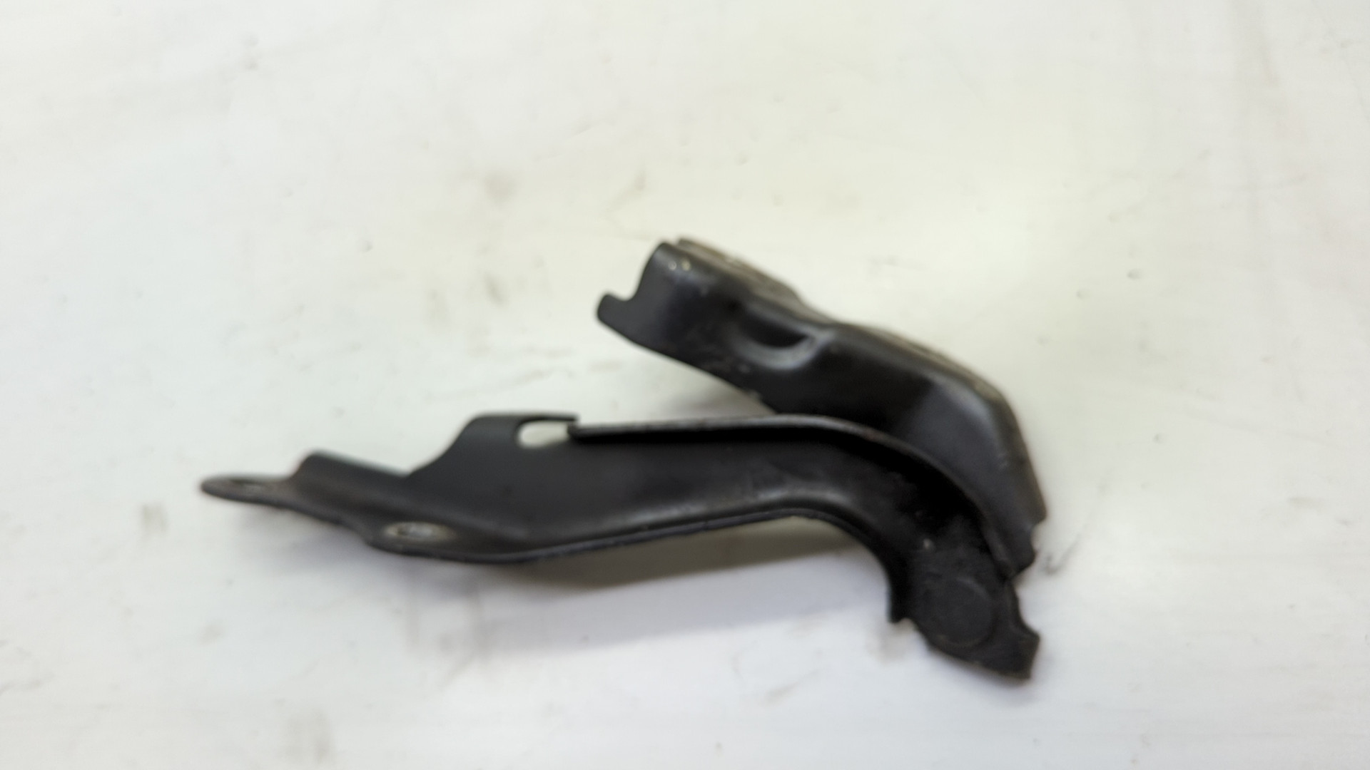 Петля капота левая