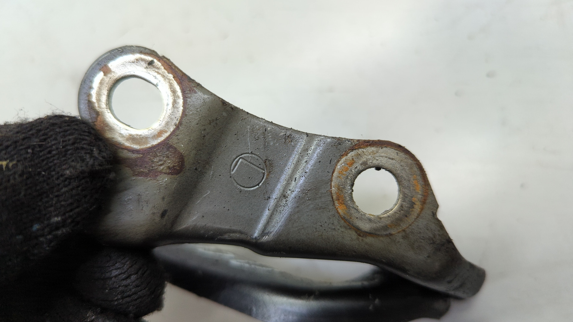 Петля капота левая