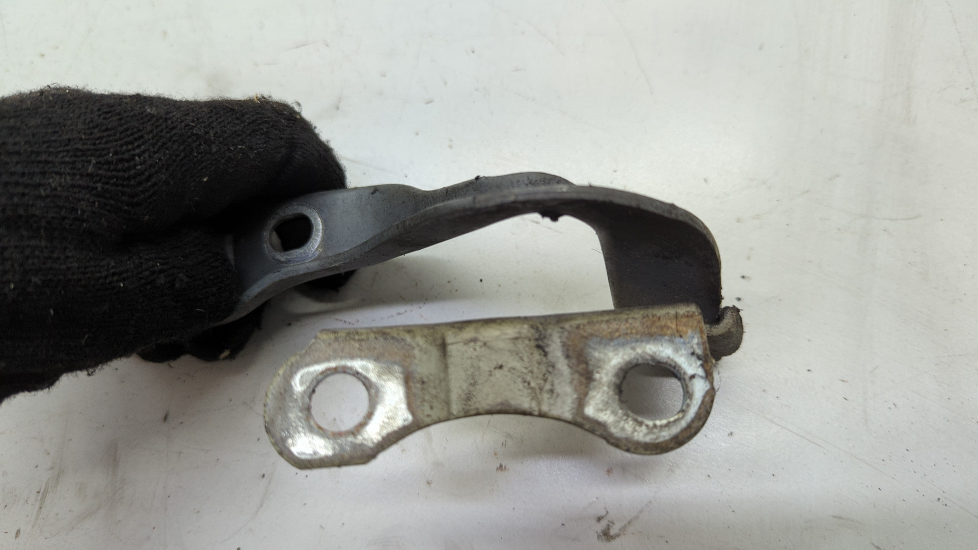 Петля капота правая