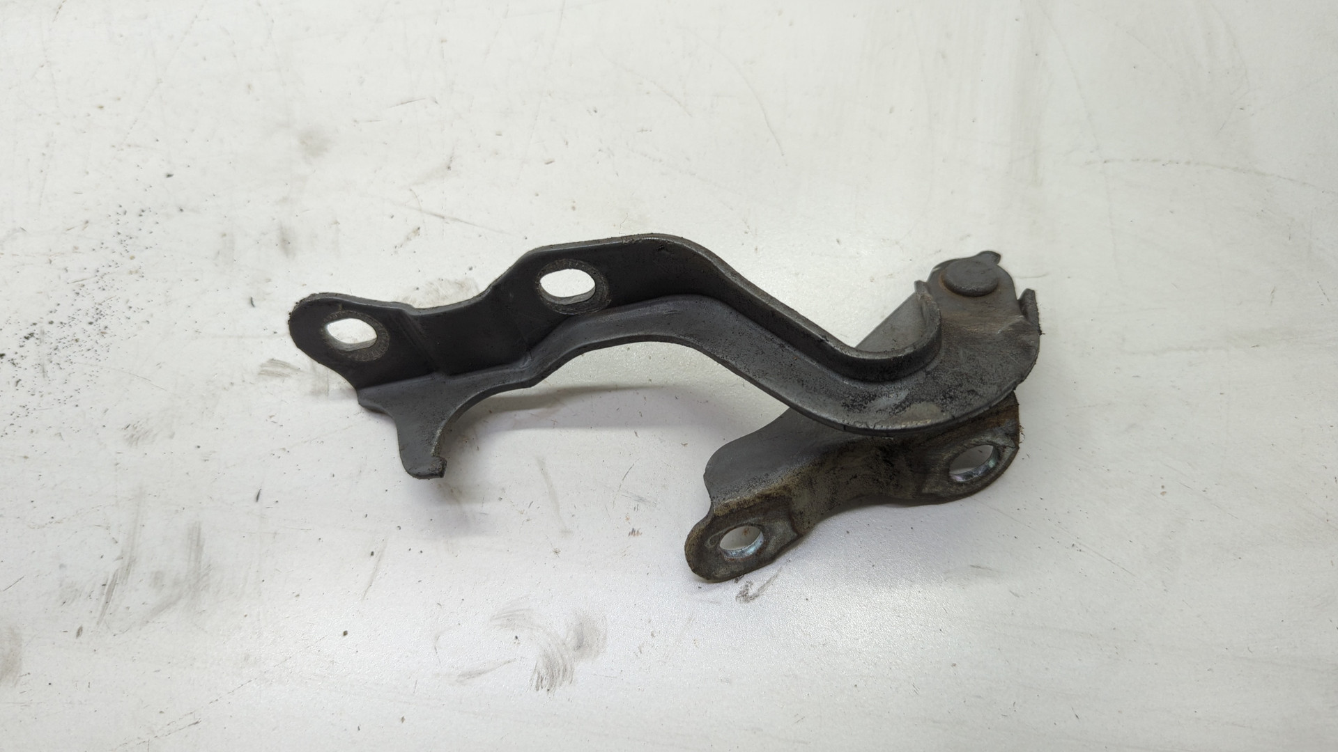 Петля капота правая