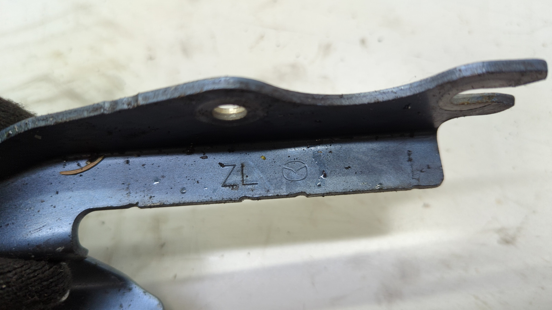 Петля капота левая