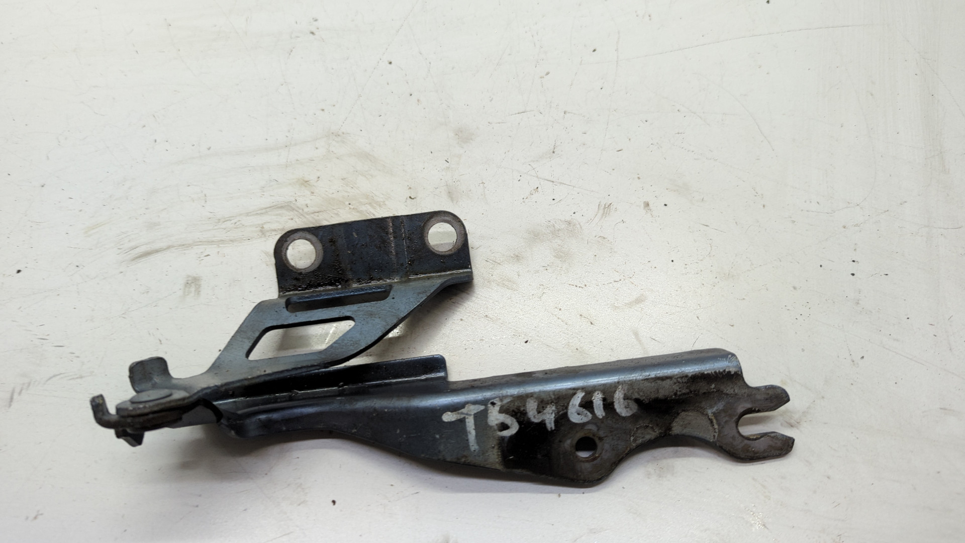 Петля капота левая