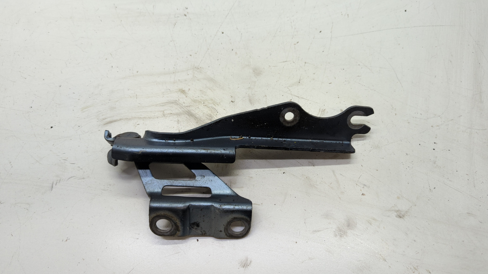 Петля капота левая