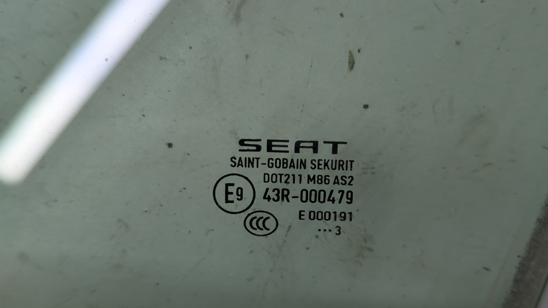 Стекло двери передней левой